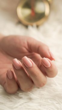 Ongles cassants, dédoublés, ternes : les vraies causes et comment y remédier